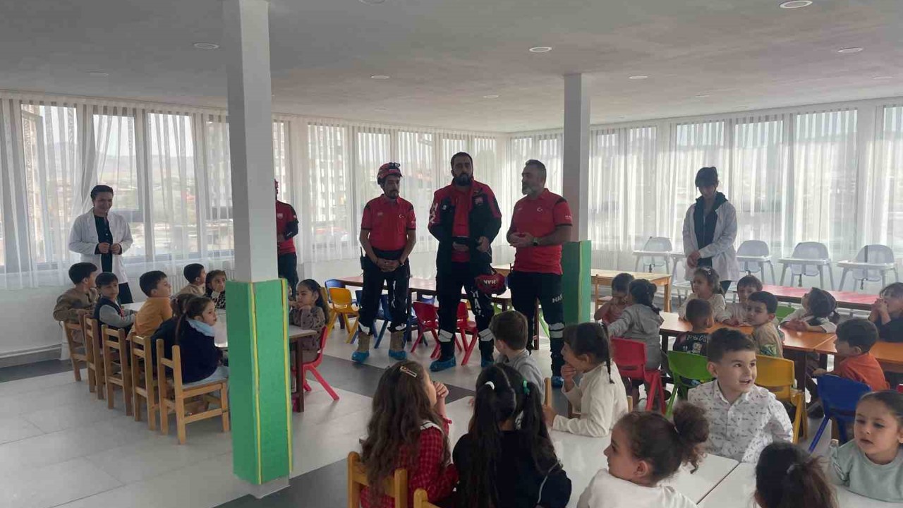 Van’da minik öğrencilere afet bilinci aşılandı
