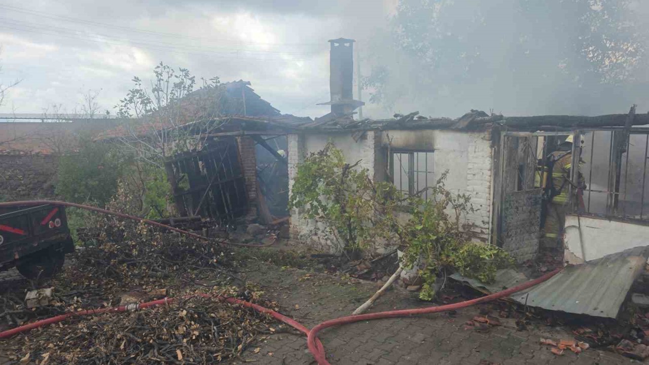 İzmir’deki yangında 91 yaşındaki kadın yaşamını yitirdi
