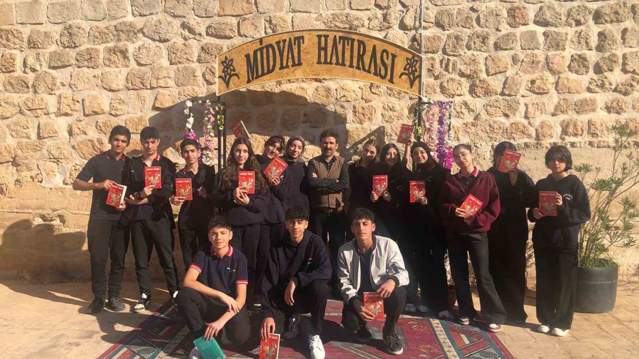 Mardin’de öğrenciler tarihi sokaklarda kitap okudu
