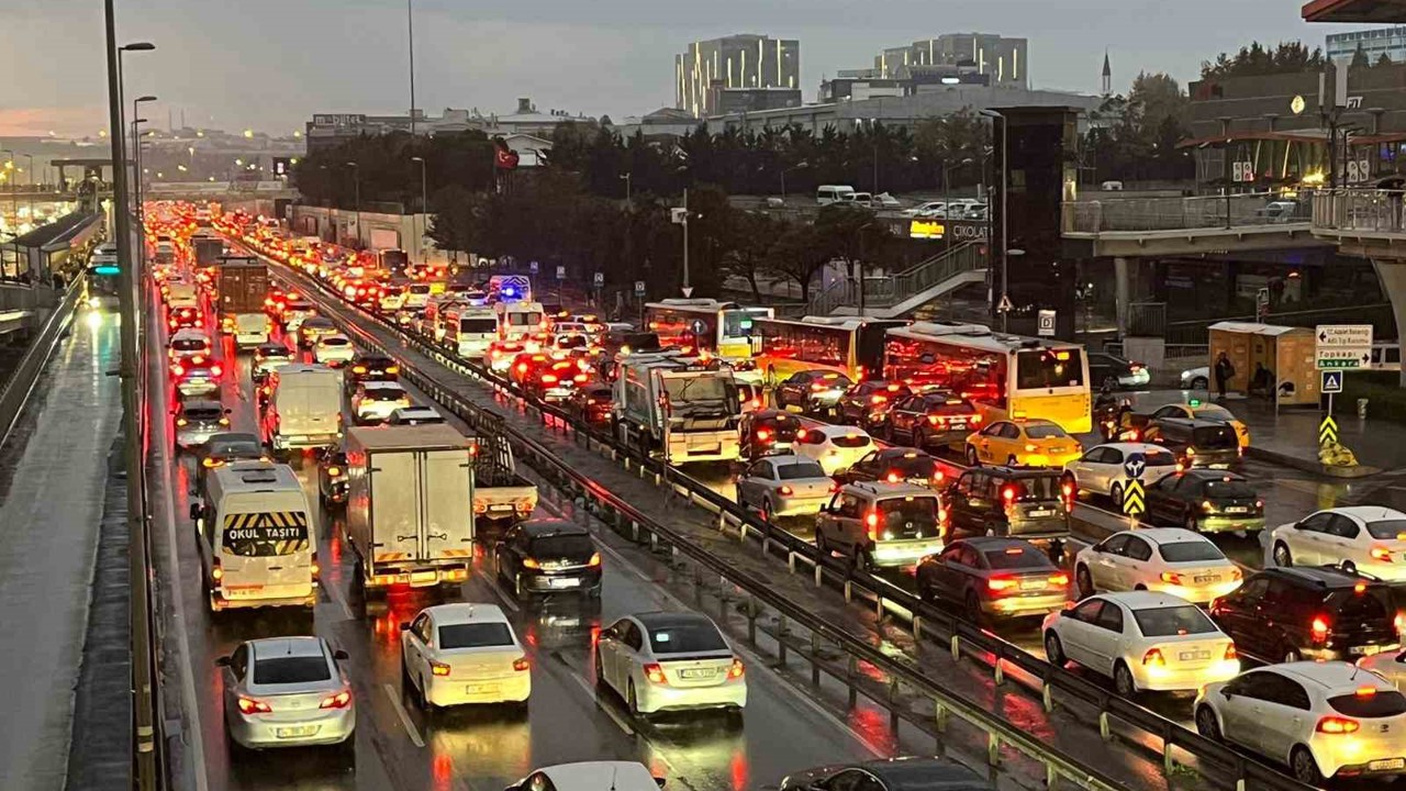 İstanbul’da yağışla birlikte trafik yoğunluğu yüzde 81’e ulaştı
