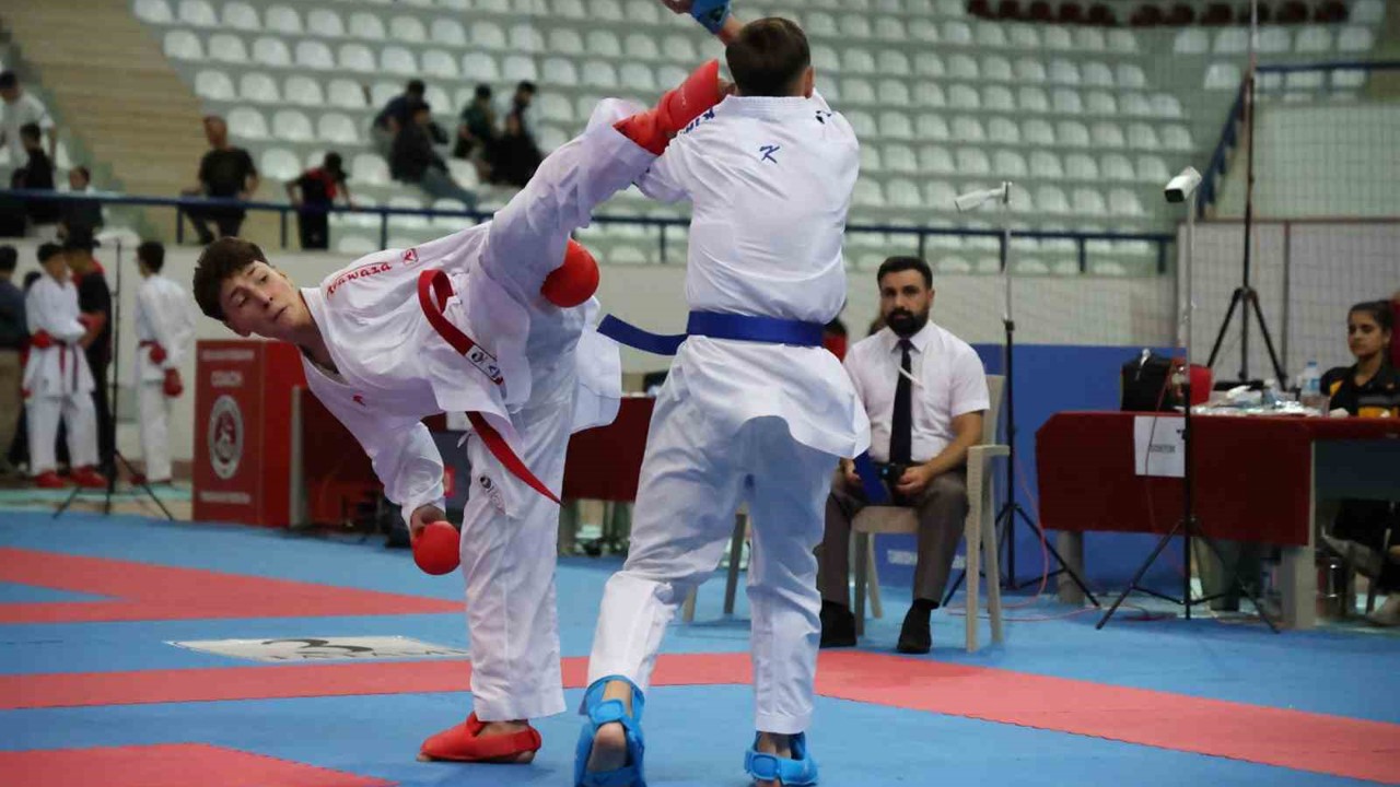 51 İlden bin 200 sporcu Elazığ’da karate için buluştu
