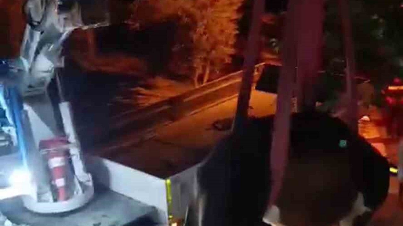 Evin damında mahsur kalan inek vinçle kurtarıldı
