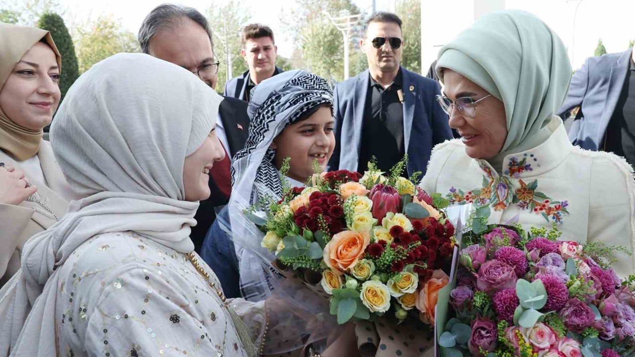 Emine Erdoğan: "Siirt’te gösterdiğiniz kardeşliği hiç unutmadık, unutmuyoruz"
