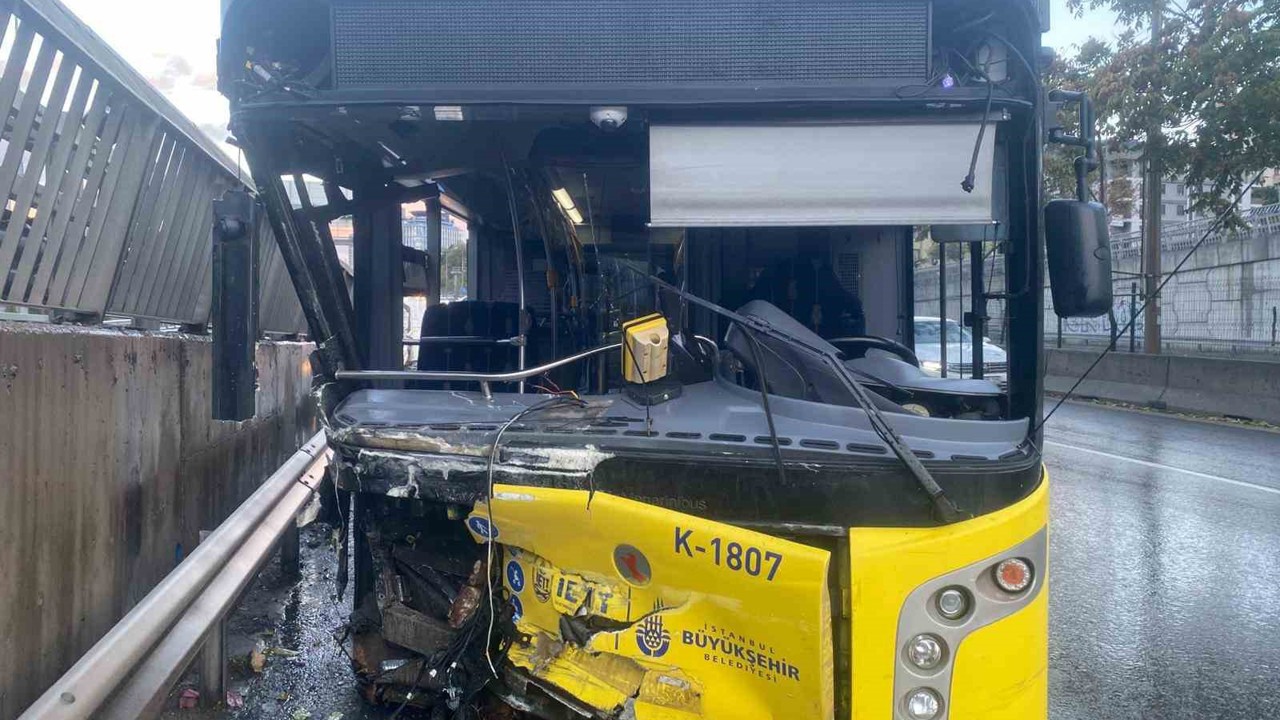 Kadıköy’de alkollü İETT şoförü bariyerlere saplandı: 2 yaralı
