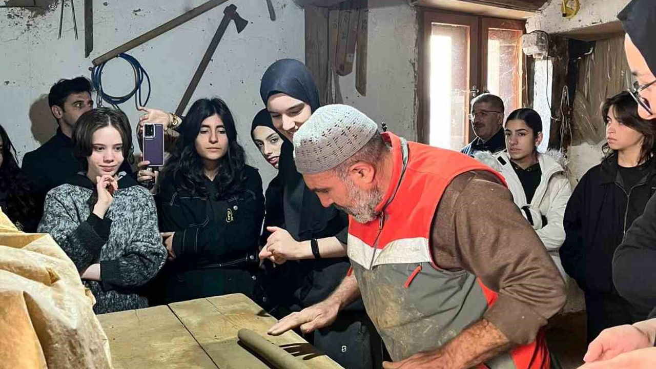 Bayburt GSL öğrencileri tandır atölyesinde çamura şekil verdi
