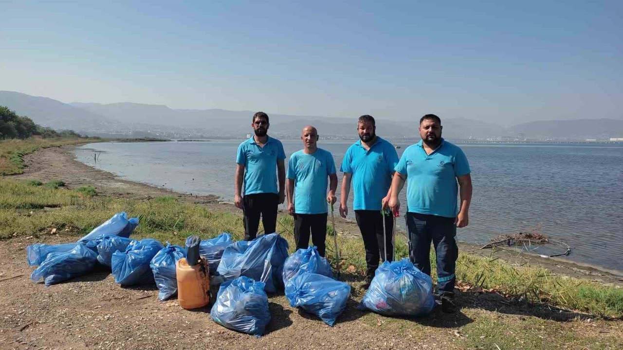 Mavi Takım ekiplerinden sahil temizliği
