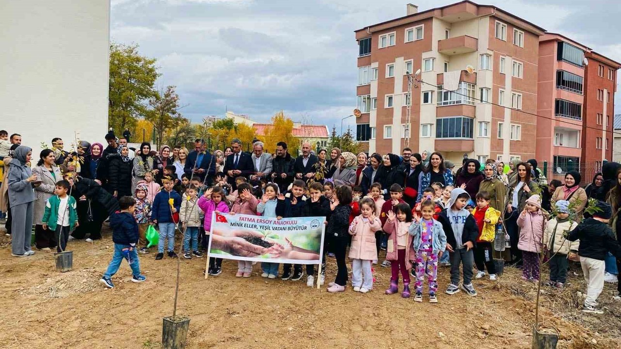 Bayburt’ta anaokulu öğrencileri fidanları toprakla buluşturdu
