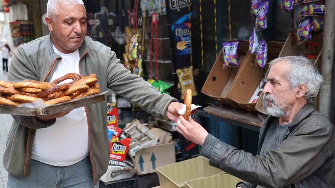 20 yıl simit sattı, 49 yaşında atanınca annesi inanmadı
