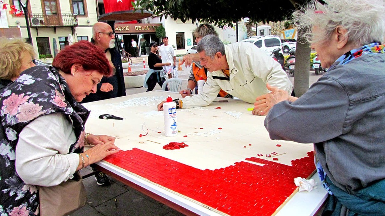 Çeşme’de Cumhuriyet Bayramı coşkusu mozaik atölyesiyle başladı
