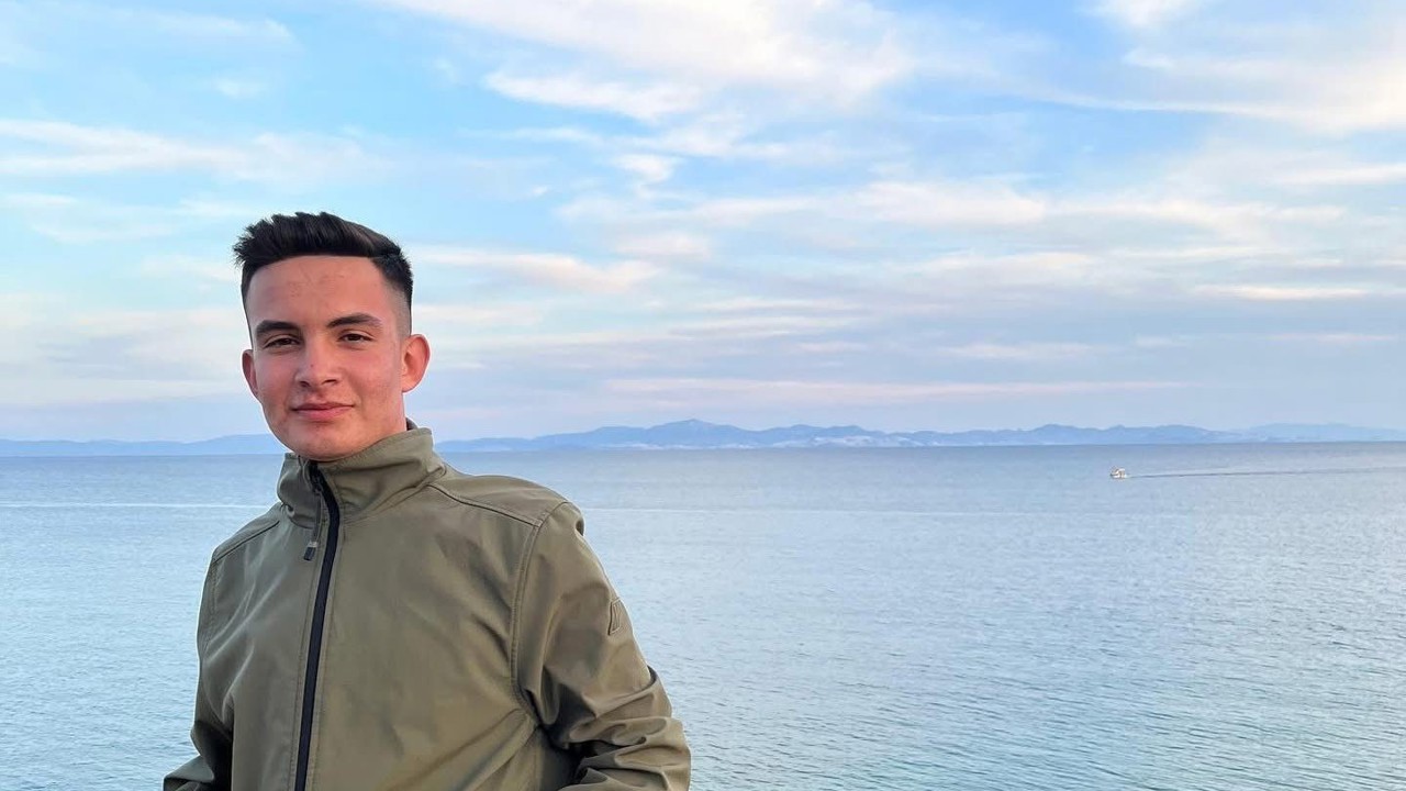 Düğün dönüşü bariyerlere çarpan genç sürücü hayatını kaybetti
