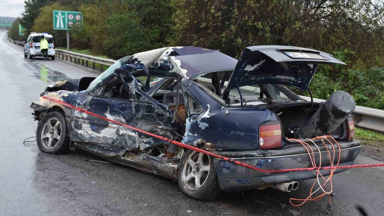 Bariyerlere çarpan otomobil hurdaya döndü: 1 ölü, 2 yaralı
