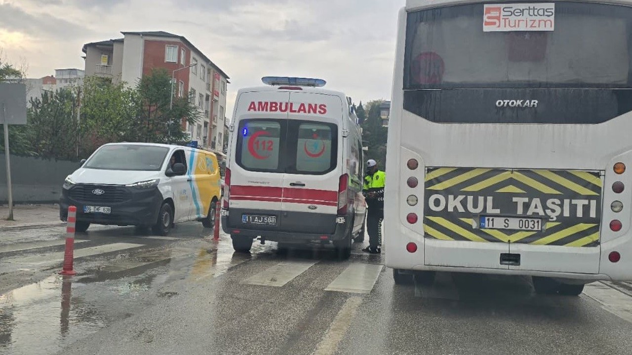 Ters istikamete dönmeye çalışan kamyonete motosiklet çarptı: 1 yaralı
