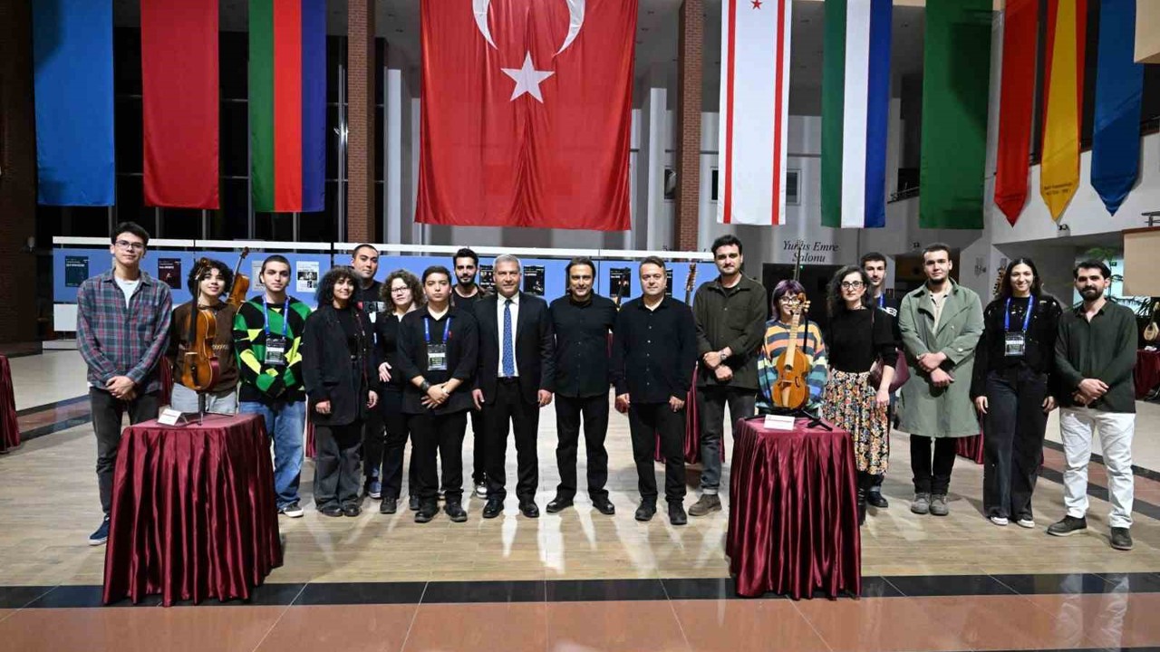 Rektör Adıgüzel, Çalgı Yapımı ve Onarımı Bölümü öğrencilerinin sergisini gezdi
