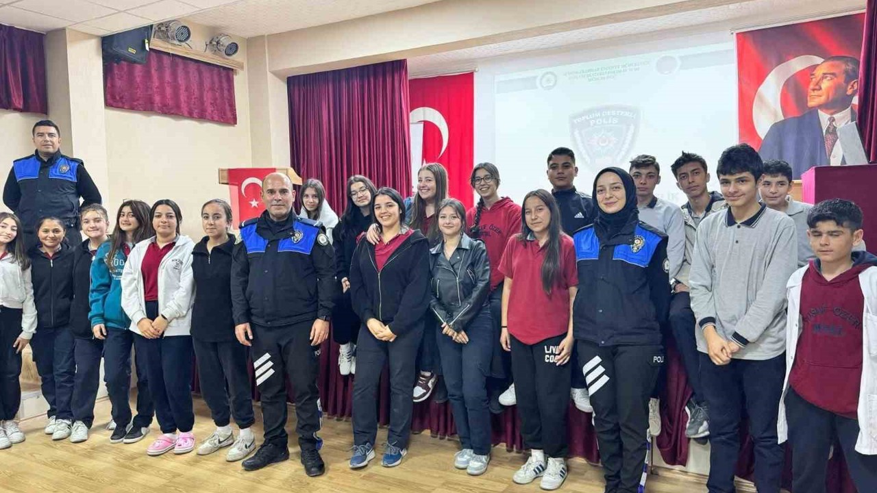 Polisten lise öğrencilerine eğitim
