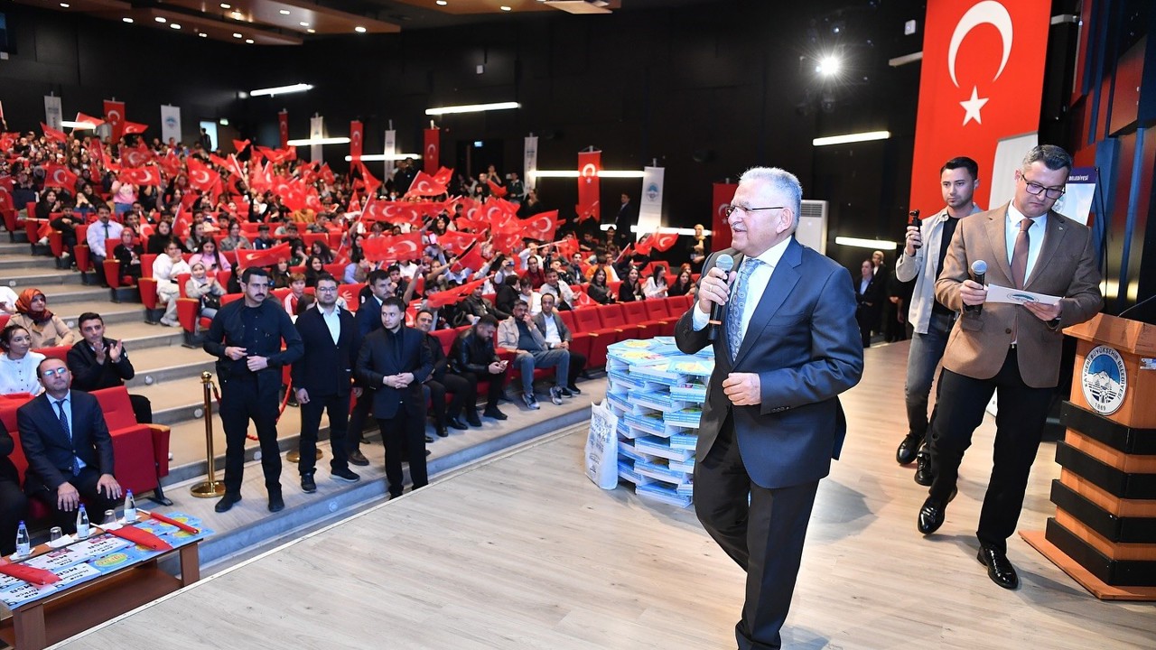 Başkan Büyükkılıç, Bakan Göktaş ile birlikte öğrencilere bin 782 kaynak kitap seti dağıttı

