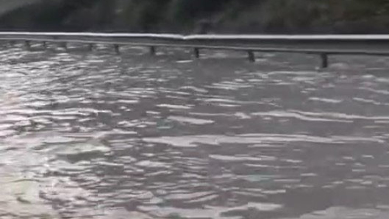Kemerburgaz yolu göle döndü, araçlar güçlükle ilerledi
