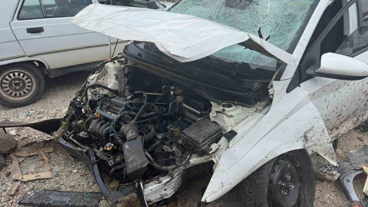 Süratle kavşağa giren otomobil heykelleri biçerek metrelerce havaya uçtu
