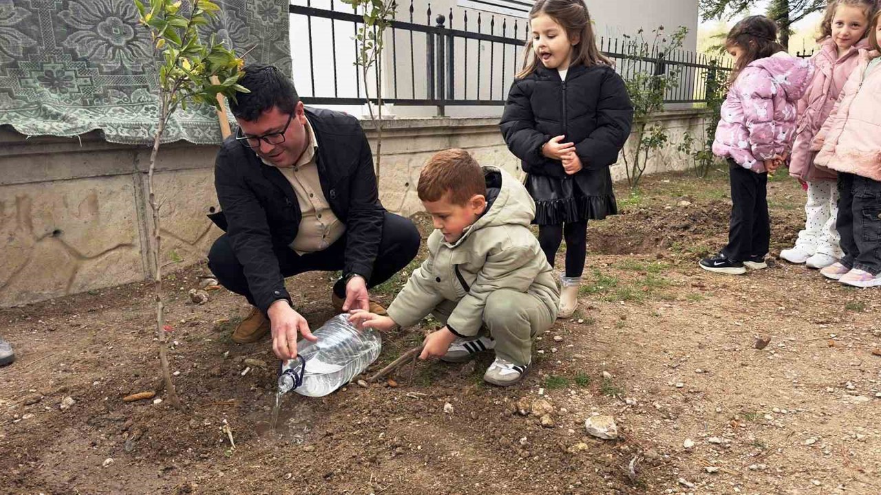 Nasıl fidan dikileceği minik öğrencilere uygulamalı olarak anlatıldı
