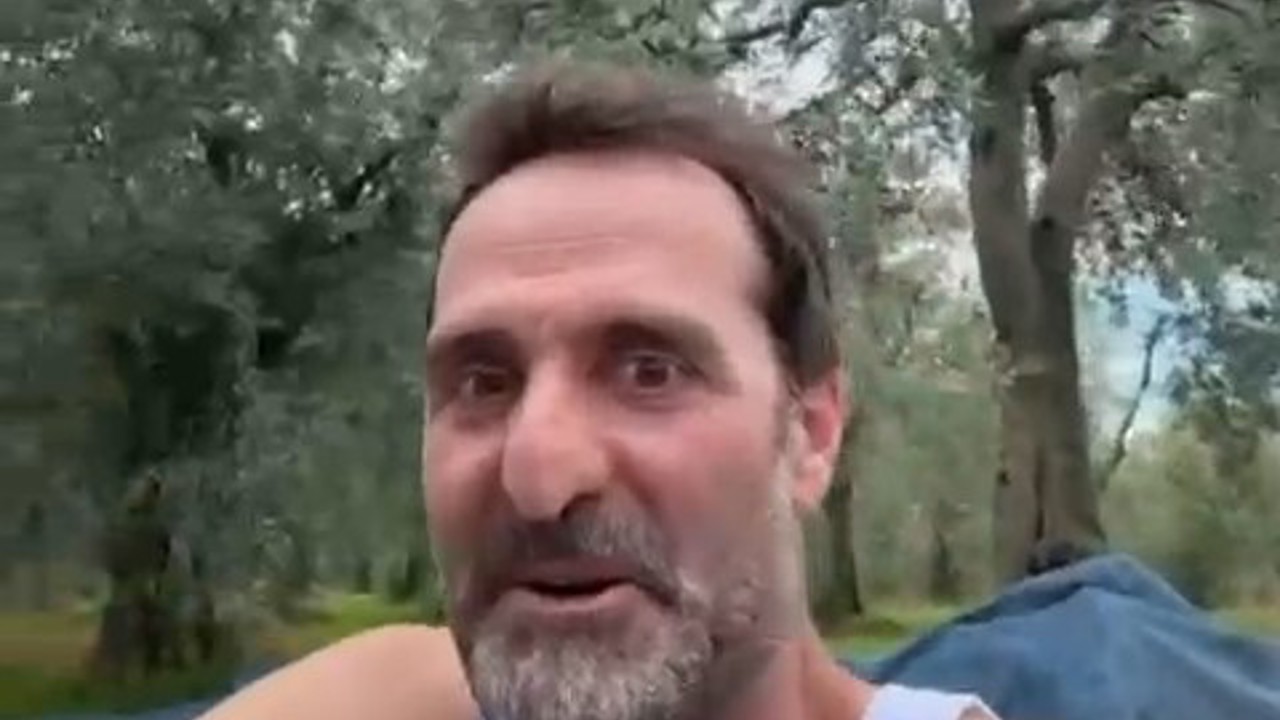 Çakallarla Dans’ın Köfte Necmi’si ilk zeytin hasadını yaptı
