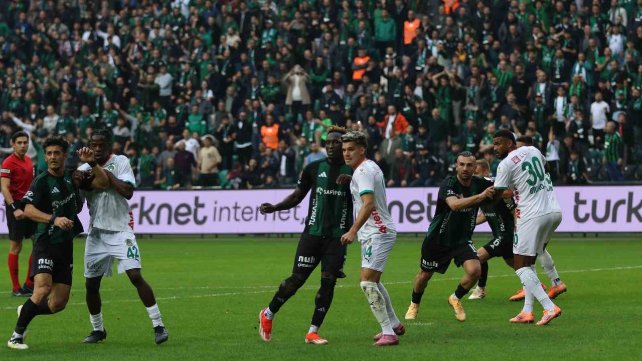 Trendyol Süper Lig: Kocaelispor: 0 - Alanyaspor: 0 (İlk yarı)
