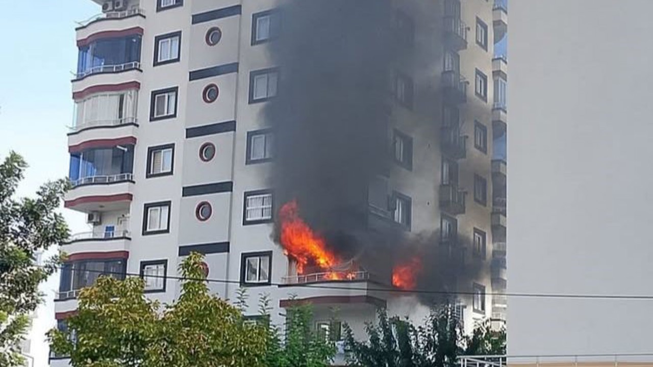 Mersin’de 9 katlı binada yangın: Alevler daireyi sardı

