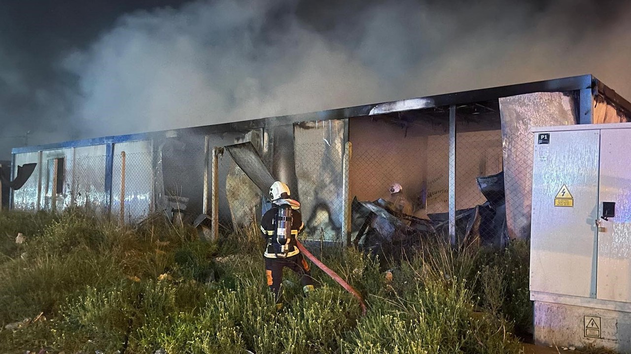 Alevlere teslim olan 2 konteyner kullanılamaz hale geldi
