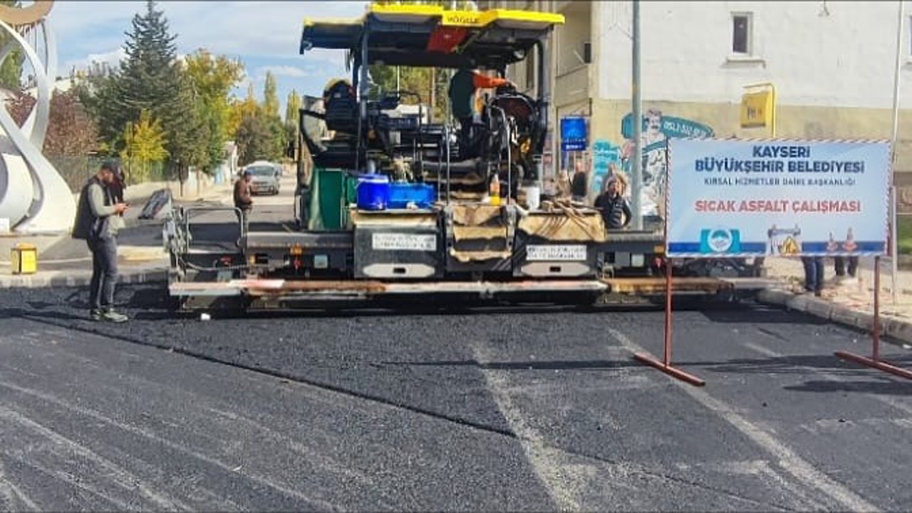 Pınarbaşı’na 2 günde 2 bin ton sıcak asfalt serildi
