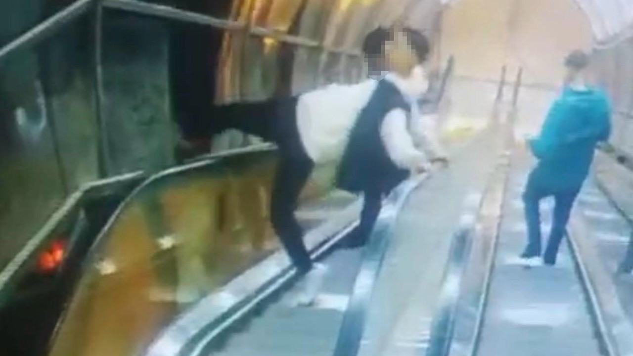 İzmir’de üst geçidin korkuluklarına zarar veren 2 kişi tutuklandı
