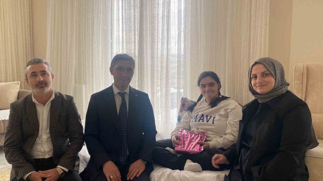 Evde eğitim hizmeti alan öğrenciye moral desteği
