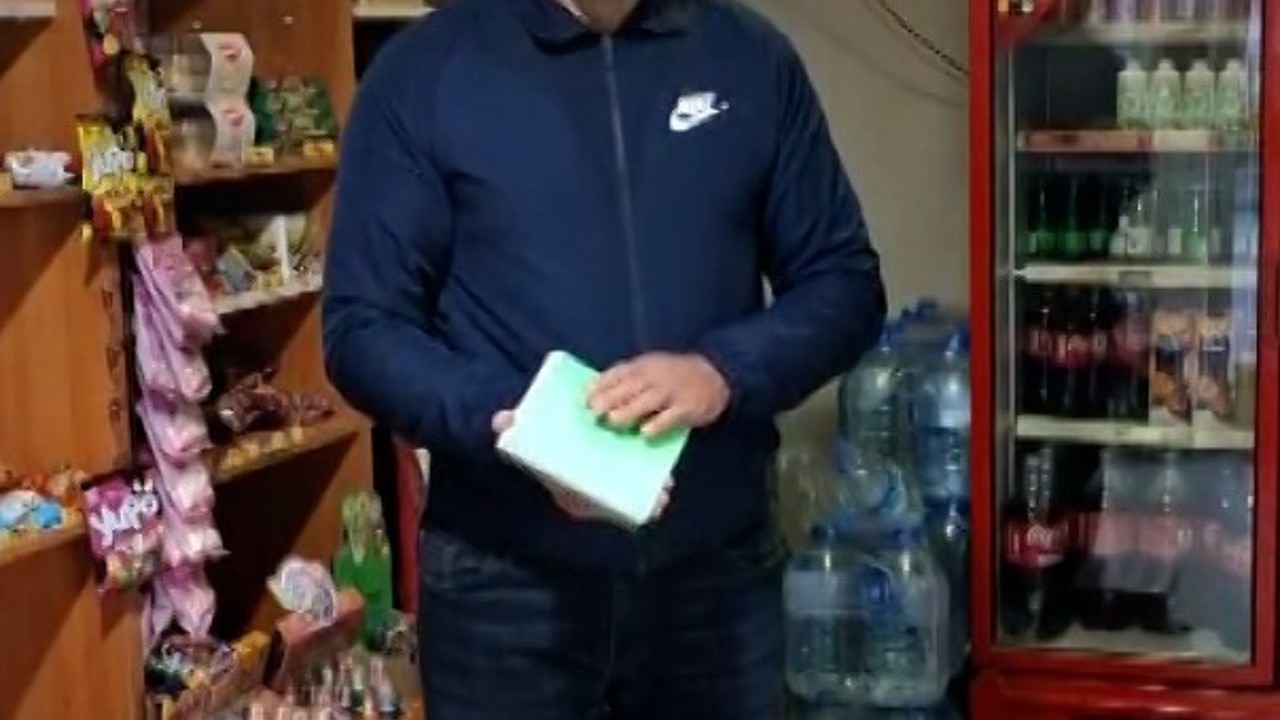 Mahallelinin borcunu kapattı, veresiye defterini yaktı
