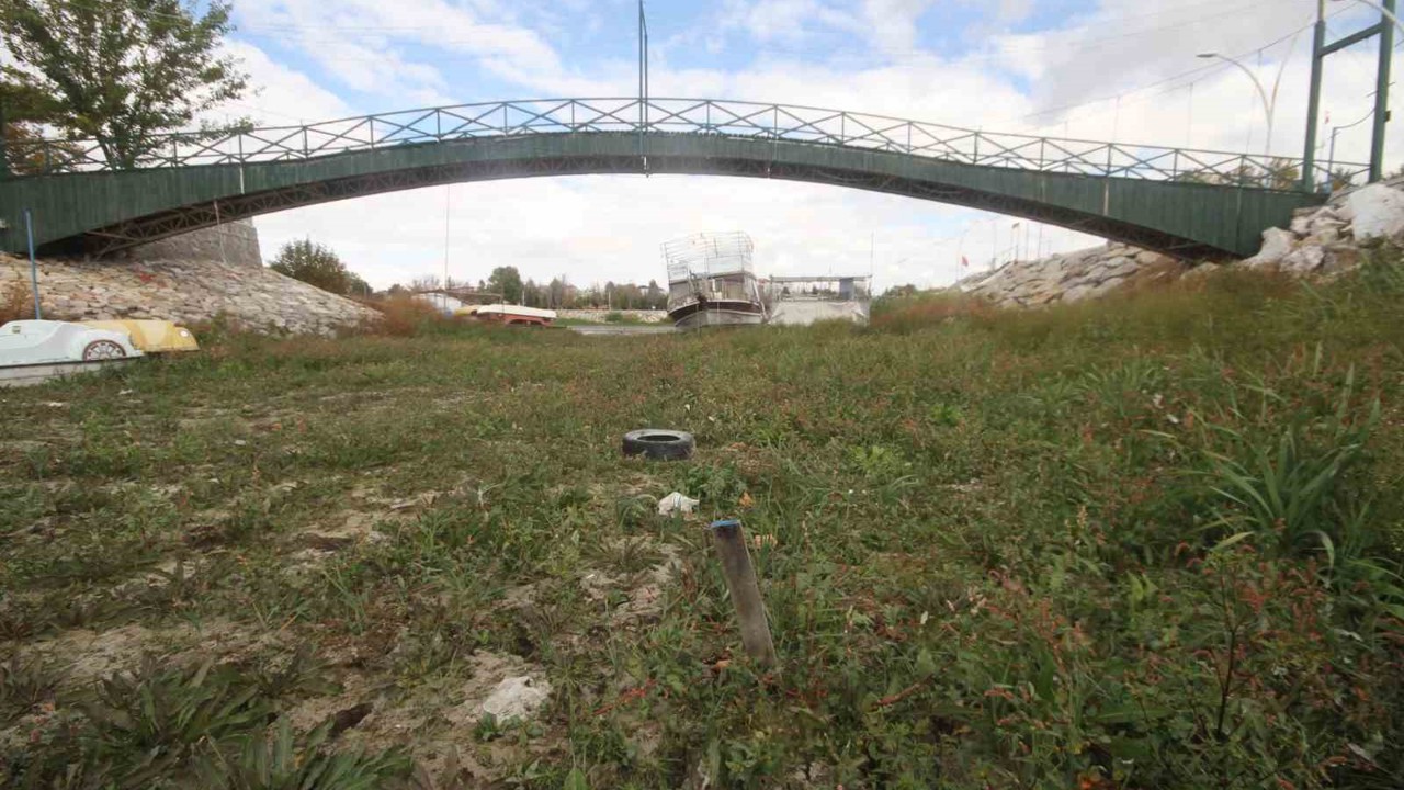 (Düzeltme) Gölde sular çekildi, yatlar karaya oturdu: Aşk Adası’nın etrafında da su kalmadı
