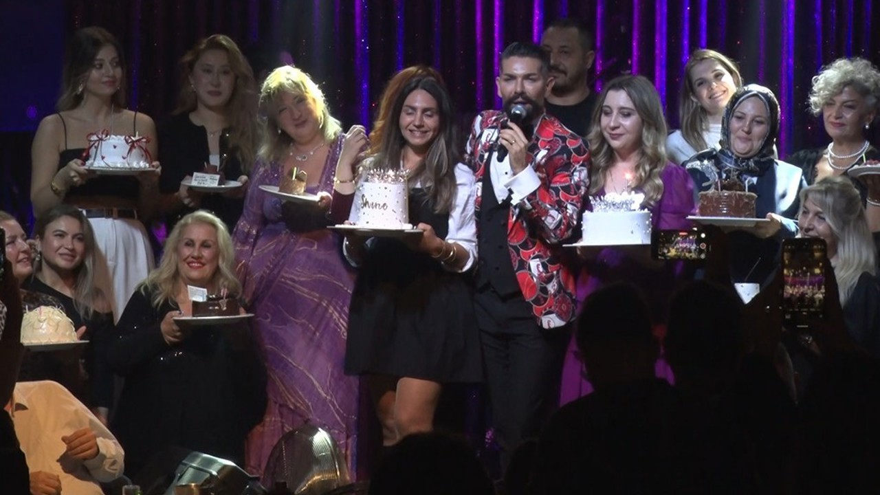 Ünlü sanatçı, sahnede 36 kişinin doğum gününü aynı anda kutladı
