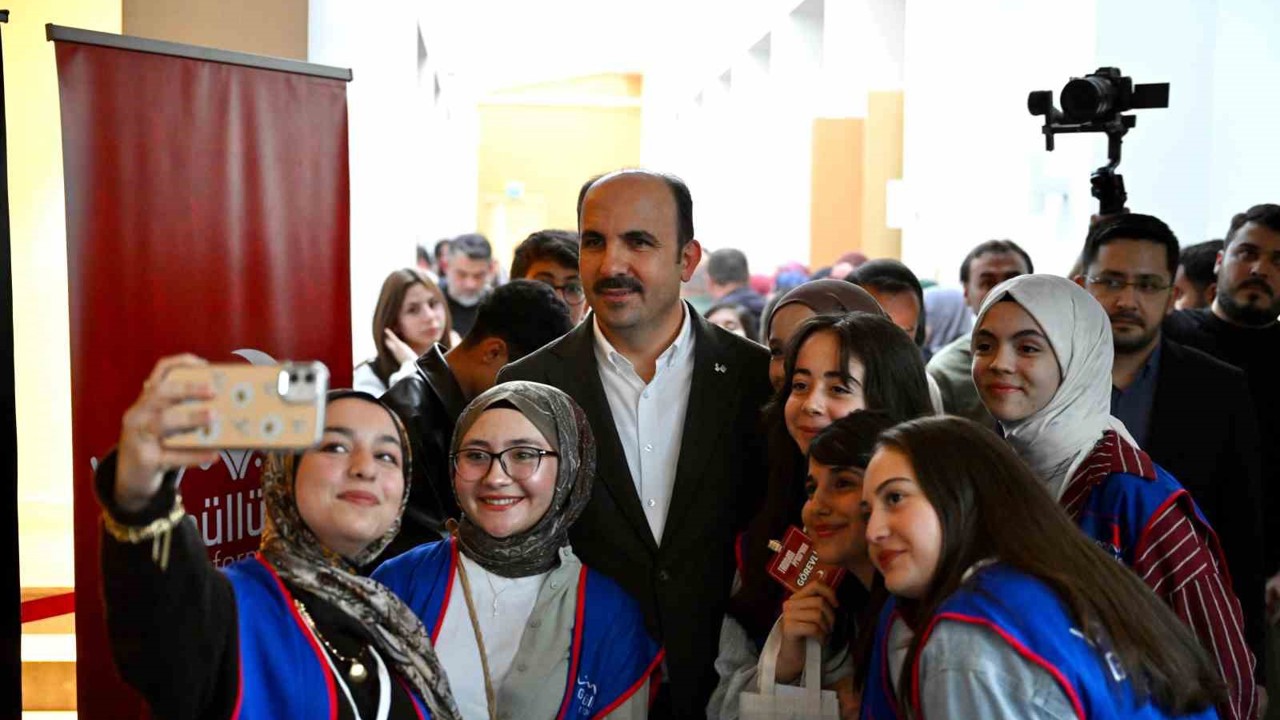 Başkan Altay, LİMAN Gönüllüleri Platformu üyesi gençlerle buluştu:
