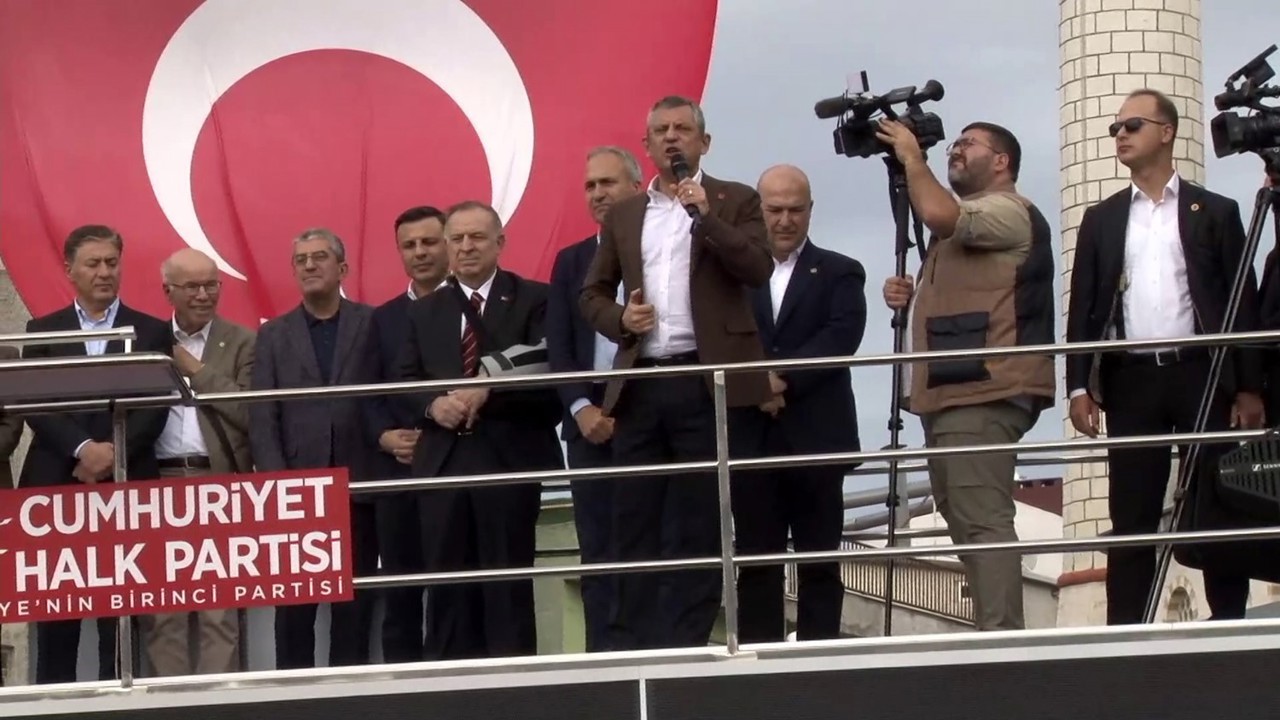 CHP Genel Başkanı Özel adliye önünde açıklamalarda bulundu
