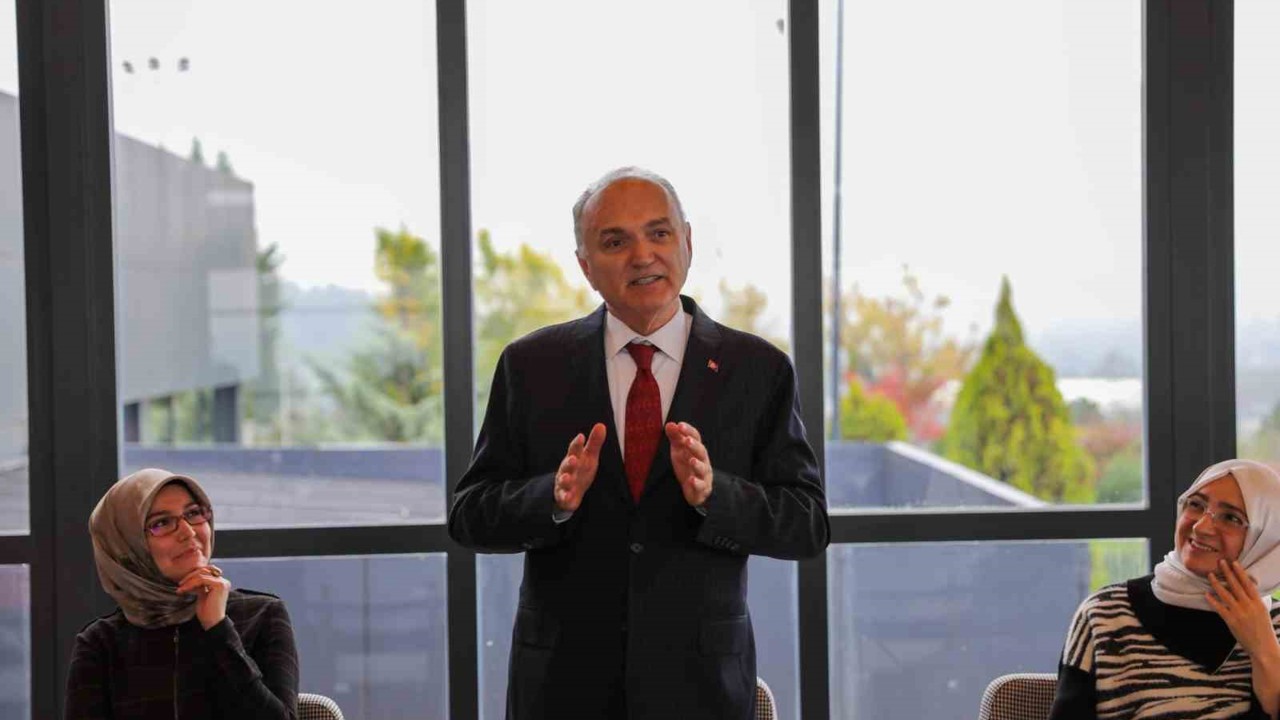 Başkan Özlü’den gençlere: "Kendiniz olun"
