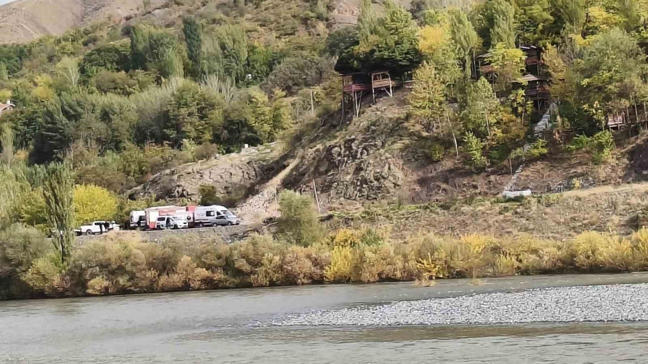 Elazığ’da korku dolu anlar: 4 kişilik aile nehir ortasında birbirine sarılarak hayatta kaldı
