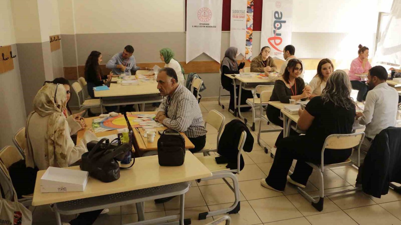 Diyarbakır’da "Şiddetsiz İletişim Yoluyla Yolda Sanat" eğitimi
