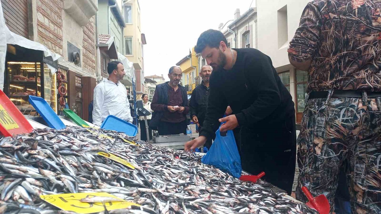 Hamsinin kilosu 50 liraya düştü, vatandaşlar poşet poşet aldı
