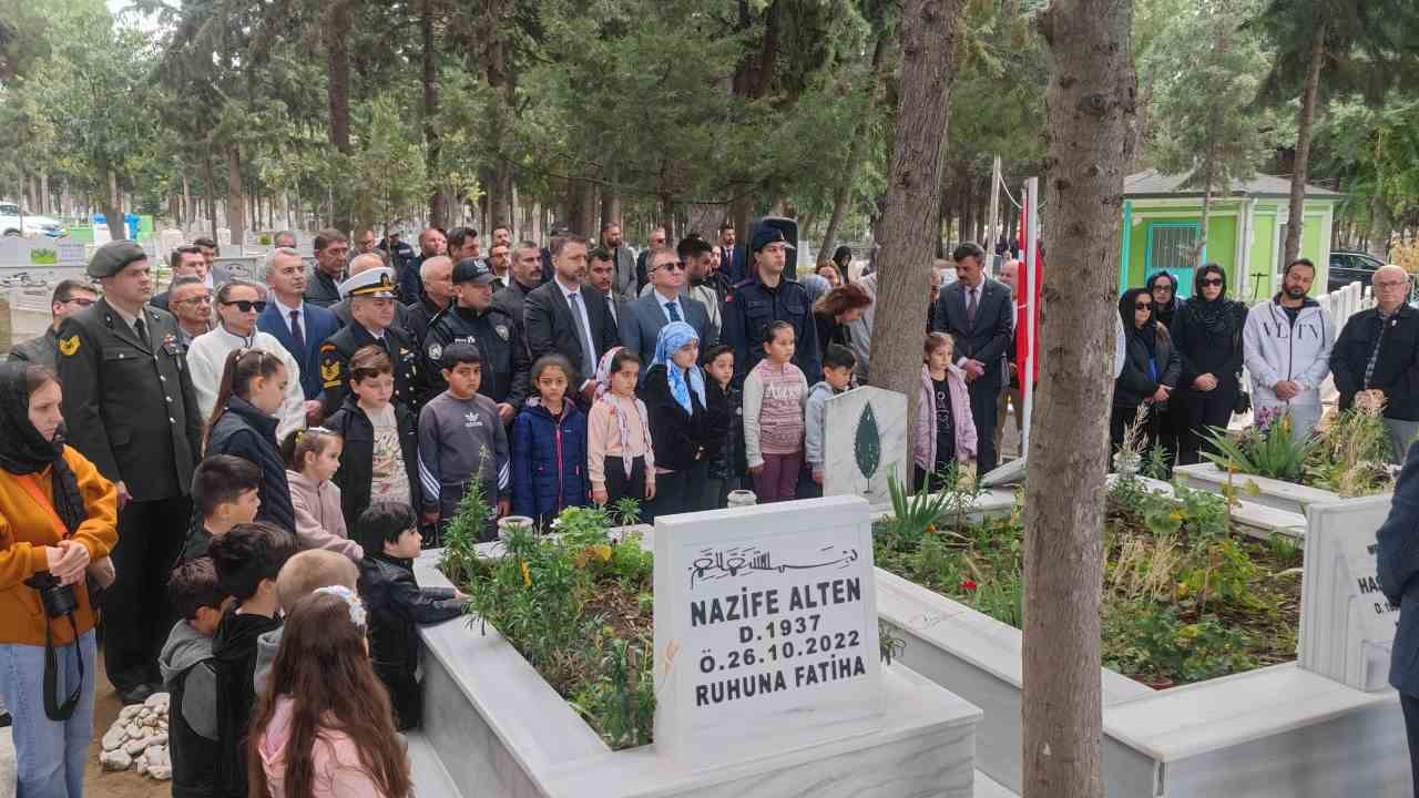 Şehit Neşe öğretmen ve babası mezarı başında anıldı
