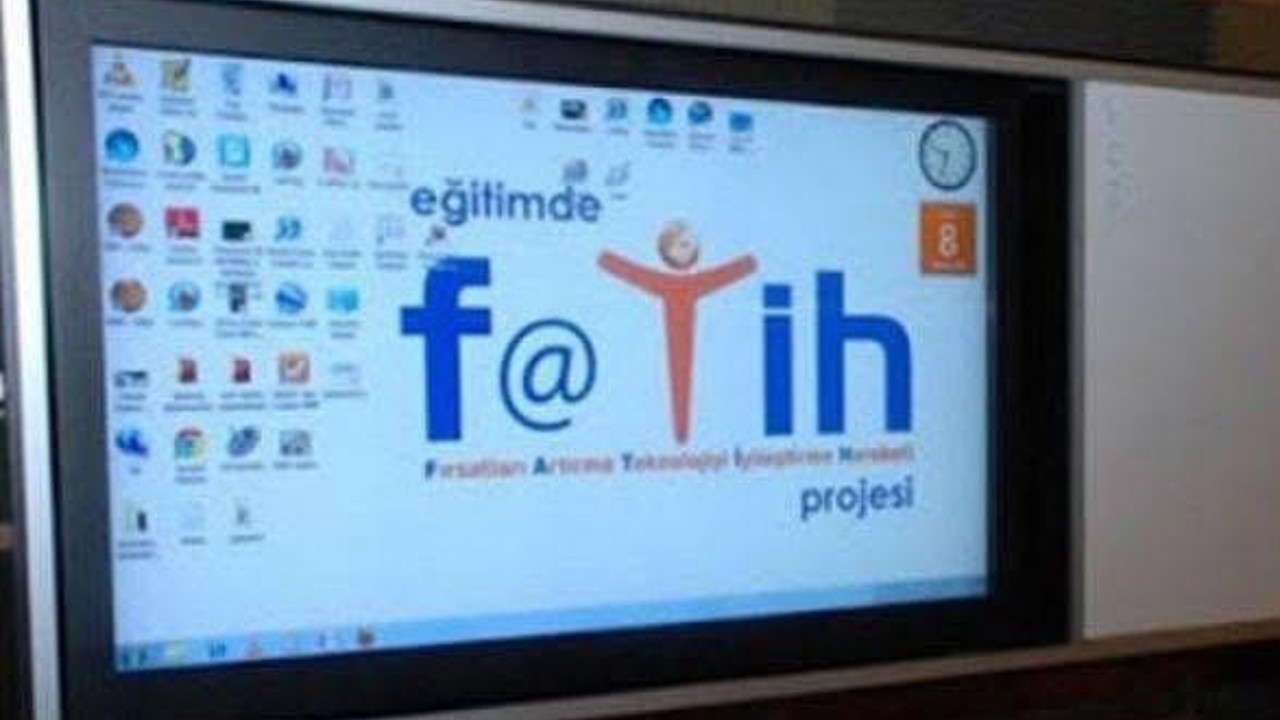 Sarıgöl Dört Eylül İlkokuluna 26 akıllı tahta teslim edildi
