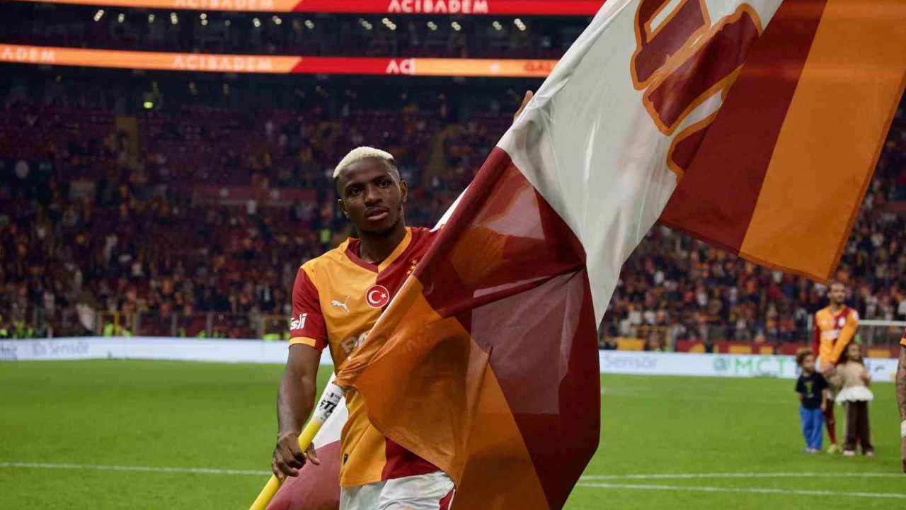 Victor Osimhen, Okan Buruk’u yakaladı

