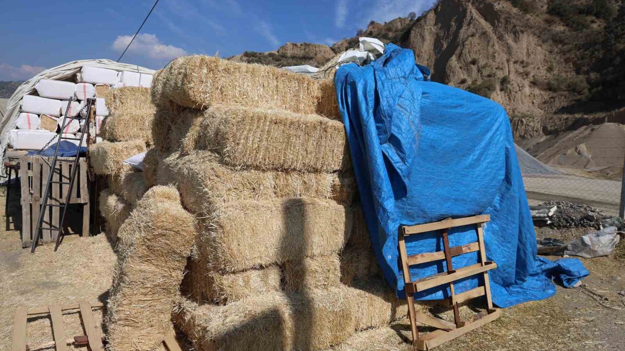Köşk’teki saman pazarı sürücülere zor anlar yaşatıyor
