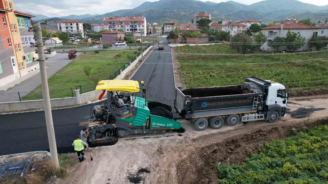 Büyükşehir Belediyesi’nden Sındırgı’da yoğun asfalt mesaisi
