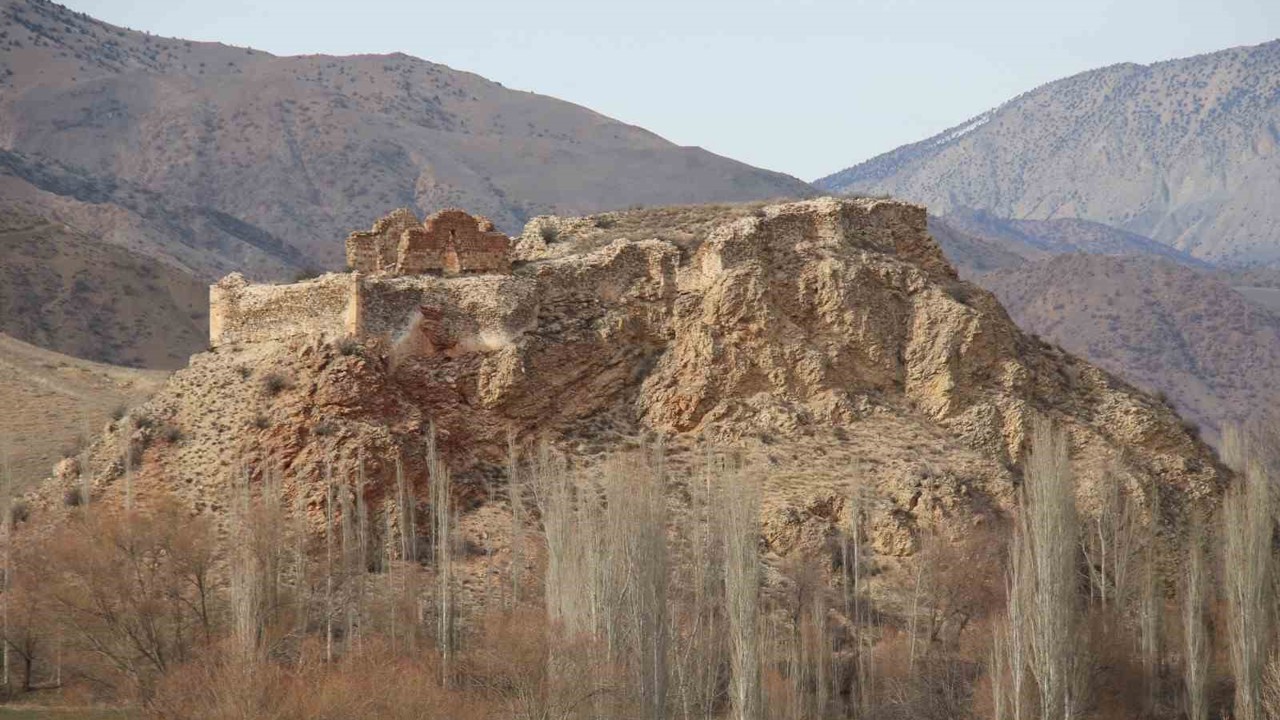 Erzurum’daki Kız ve Oğlan Kalesi ilgi bekliyor
