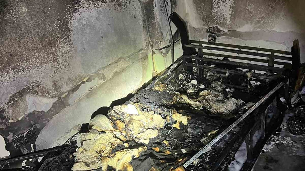 Dairede çıkan yangında bir oda kullanılamaz hale geldi
