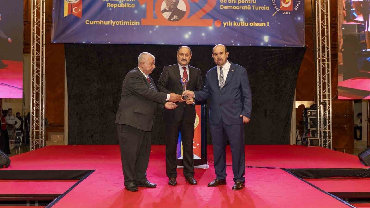 Gülpınar’a  "Yılın en başarılı belediye başkanı" ödülü
