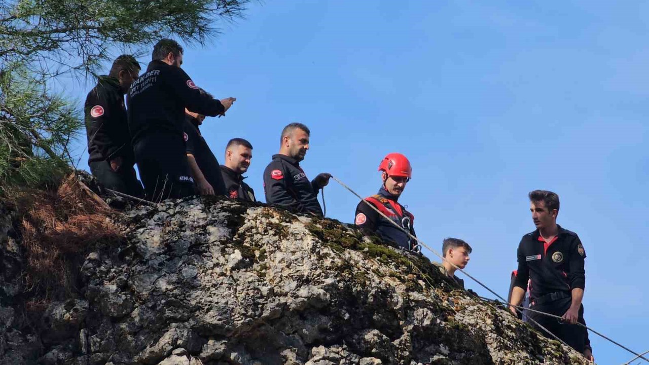 Sarp kayalıklarda mahsur kalan keçi kurtarıldı
