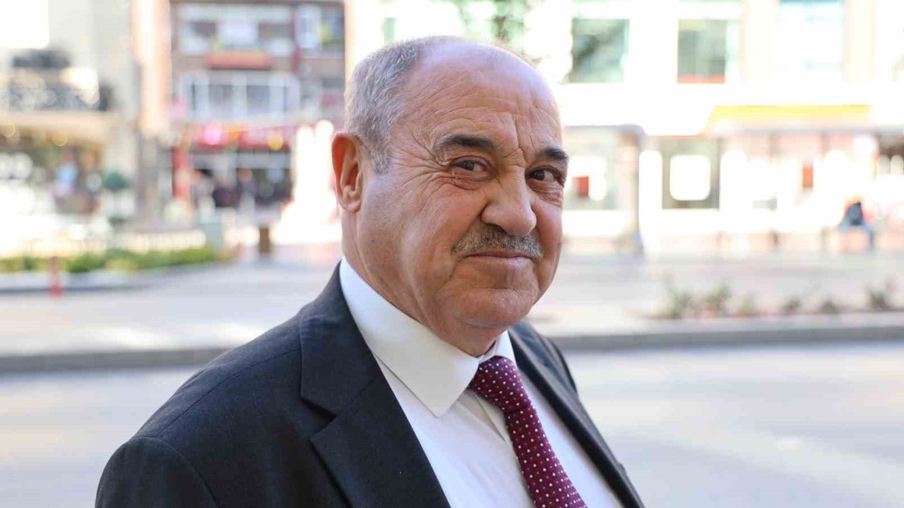 Kırşehir’de 43 yıllık eğitimciye öğrencilerden duygusal veda
