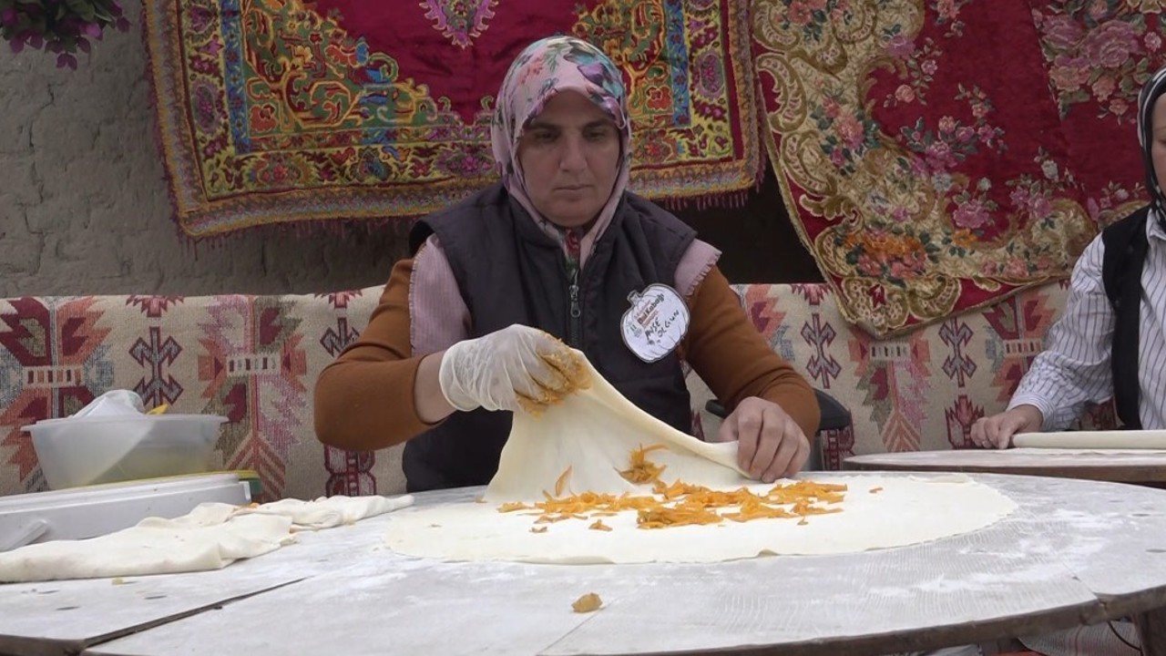 Kızılinler’de yapılan bal kabaklı gözleme ilginç lezzeti ile dikkat çekiyor
