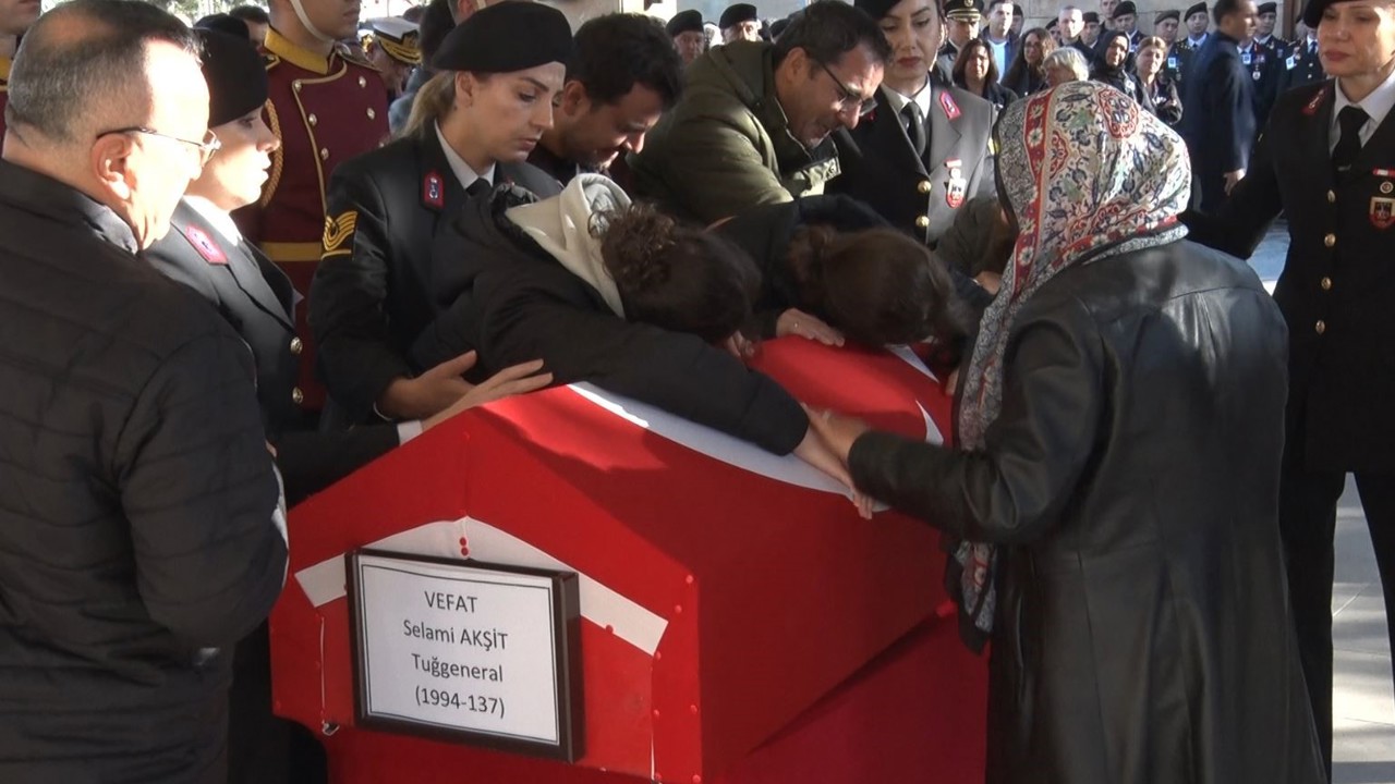 Tuğgeneral Selami Akşit için Ankara’da tören düzenlendi, yakınları tabuta sarılarak   gözyaşı döktü
